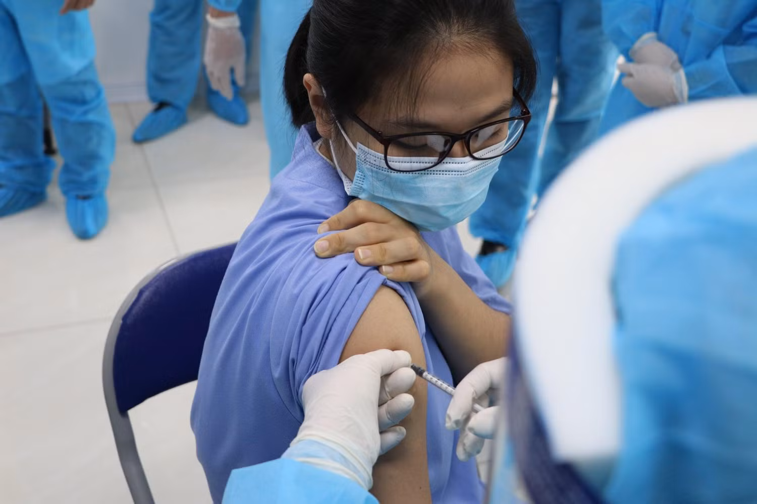 Dự kiến, việc tiêm vắc xin phòng Covid-19 cho giáo viên sẽ bắt đầu trong tuần sau (ảnh minh họa: Bộ Y tế) Dự kiến, việc tiêm vắc xin phòng Covid-19 cho giáo viên sẽ bắt đầu trong tuần sau (ảnh minh họa: Bộ Y tế)
