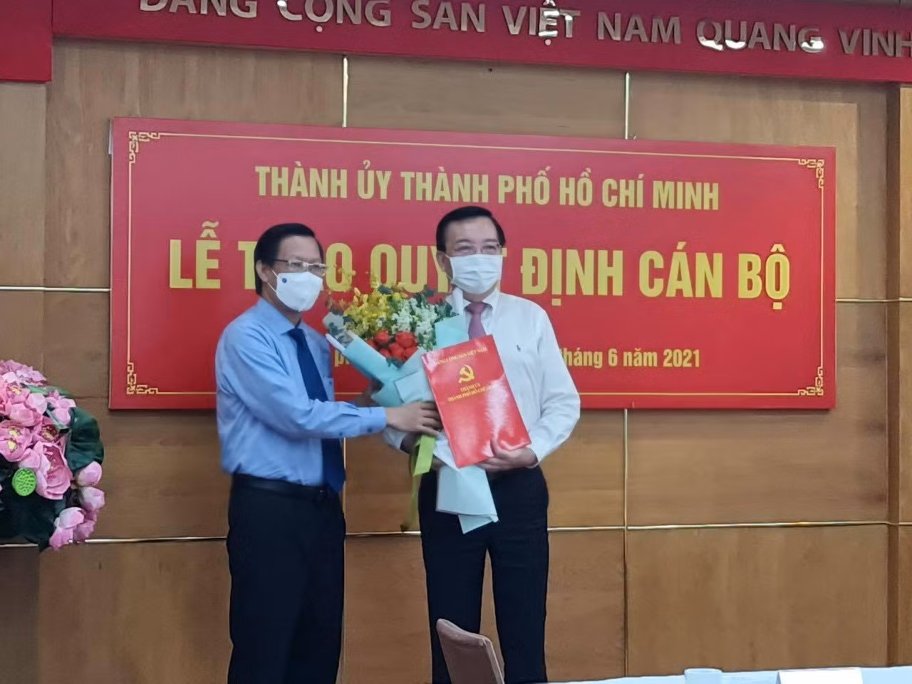 Ông Lê Hồng Sơn (phải) được ông Phan Văn Mãi trao quyết định phân công nhiệm vụ (ảnh: CTV) Ông Lê Hồng Sơn (phải) được ông Phan Văn Mãi trao quyết định phân công nhiệm vụ (ảnh: CTV)