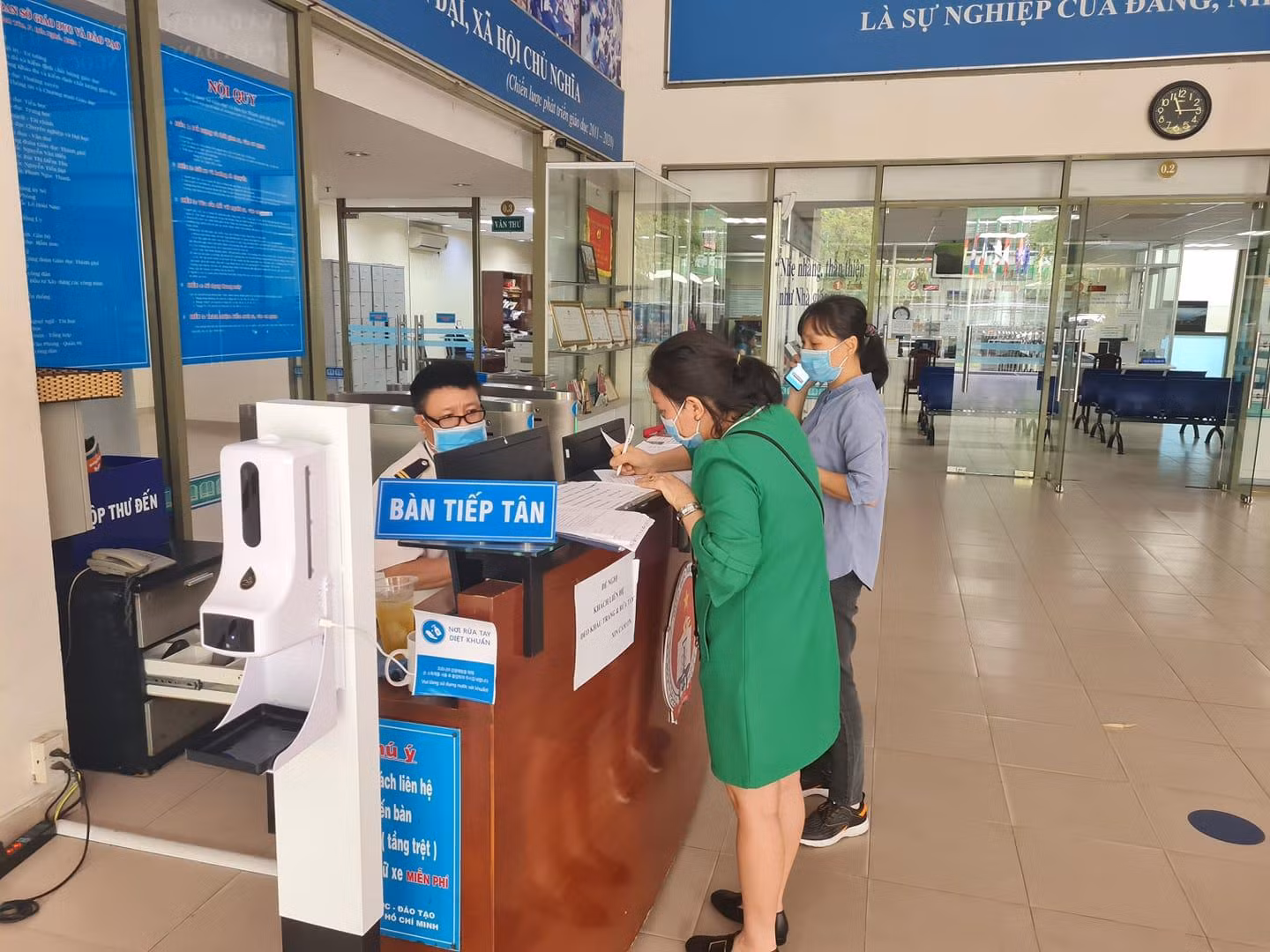 Hai phụ huynh đến đăng ký làm việc tại Sở Giáo dục và Đào tạo Thành phố Hồ Chí Minh (ảnh: P.L) Hai phụ huynh đến đăng ký làm việc tại Sở Giáo dục và Đào tạo Thành phố Hồ Chí Minh (ảnh: P.L)
