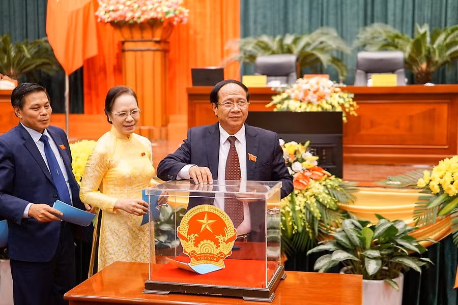 Các đại biểu Hội đồng nhân dân thành phố Hải Phòng bỏ phiếu bầu bổ sung các chức danh (Ảnh: CTV) Các đại biểu Hội đồng nhân dân thành phố Hải Phòng bỏ phiếu bầu bổ sung các chức danh (Ảnh: CTV)