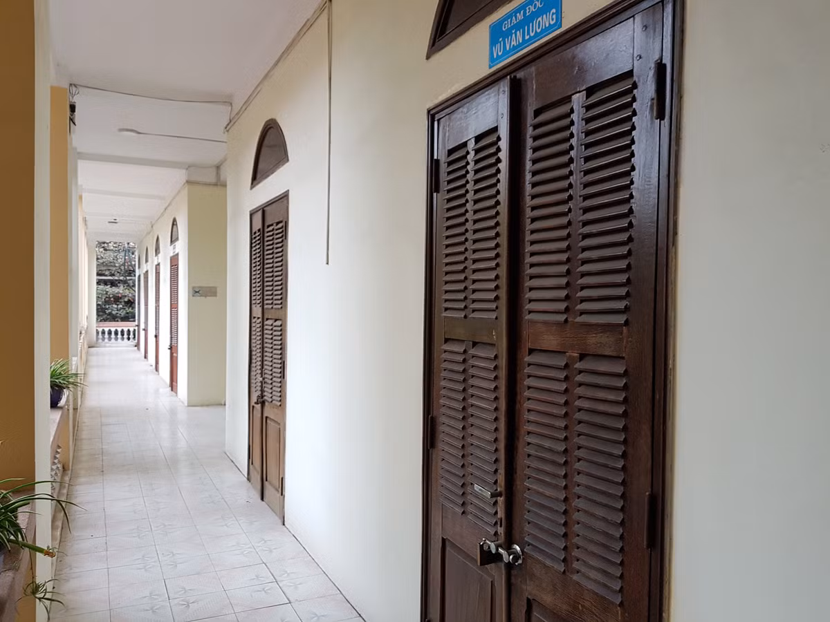 Phòng làm việc của lãnh đạo, cán bộ Sở Giáo dục và Đào tạo Hải Dương đóng kín cửa để đi tham quan (Ảnh: Lã Tiến)
