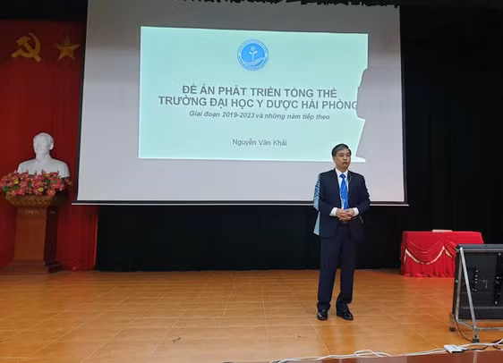 Phó giáo sư, Tiến sĩ Nguyễn Văn Khải trình bày đề án phát triển Trường Đại học Y Dược Hải Phòng trước Hội đồng thi tuyển (Ảnh: CTV)