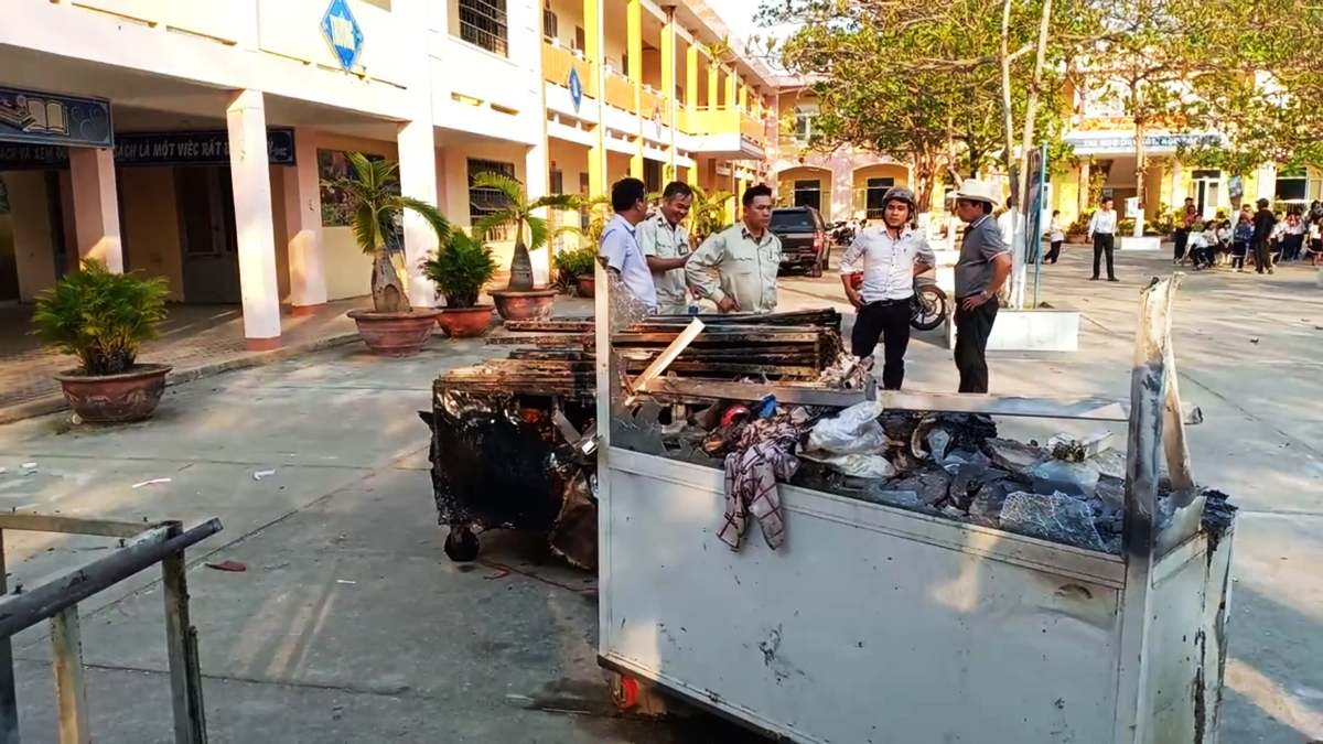 Một số đồ đạc được "gửi nhờ" trong trường đã bị hỏa hoạn thiêu rụi. Ảnh: TT Một số đồ đạc được "gửi nhờ" trong trường đã bị hỏa hoạn thiêu rụi. Ảnh: TT