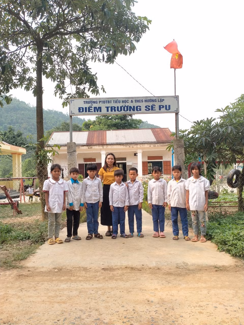 Cô giáo Lê Thị Ngân và học trò ở điểm trường Sê Pu. Ảnh: LC