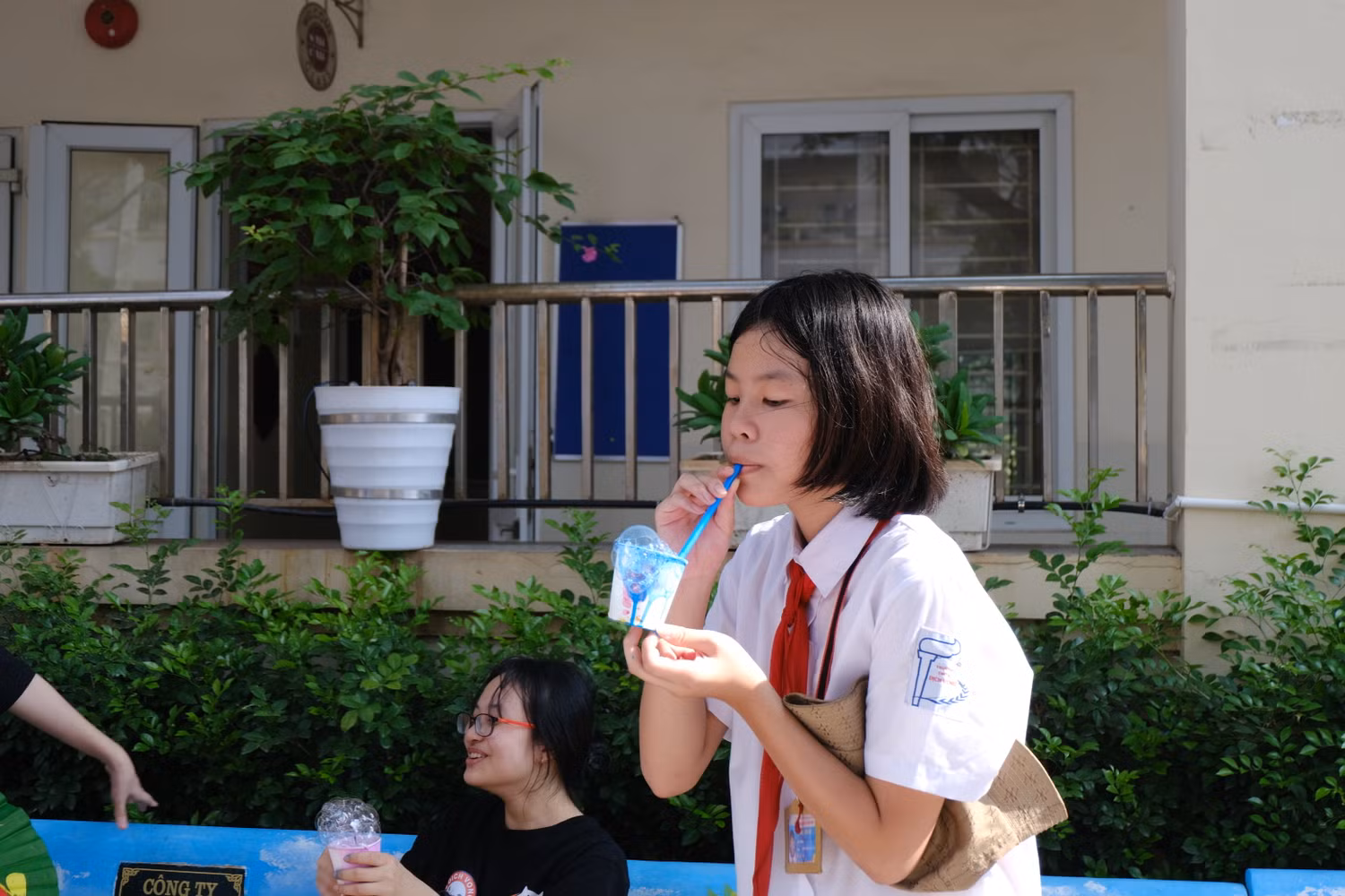 Thí nghiệm về sức căng bề mặt của bong bóng xà phòng.
