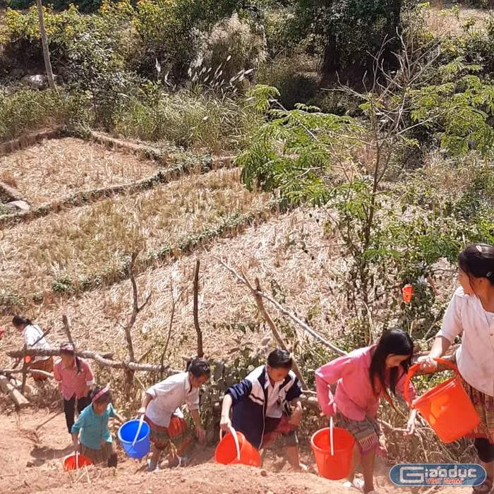 Mùa khô ở xã Na Cô Sa, huyện Nậm Pồ khiến thầy cô giáo, học sinh vô cùng vất vả. Ảnh: LC Mùa khô ở xã Na Cô Sa, huyện Nậm Pồ khiến thầy cô giáo, học sinh vô cùng vất vả. Ảnh: LC