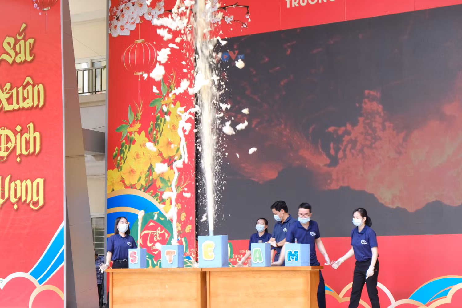 Thí nghiệm núi lửa phun trào của các thầy cô giáo trường Dịch Vọng.