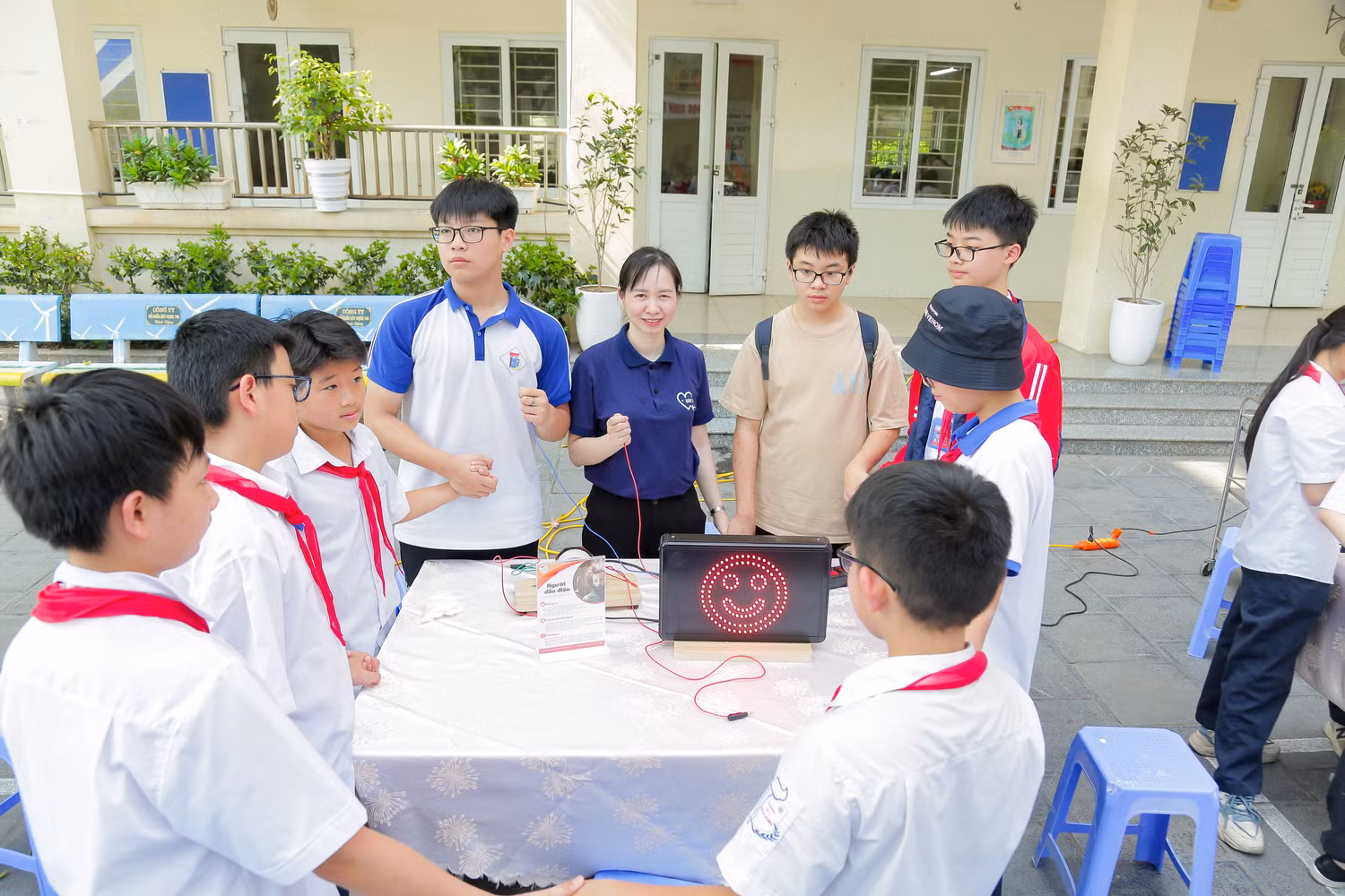 Các thí nghiệm đều được thực hành dưới sự giám sát của các thầy cô trong nhà trường.
