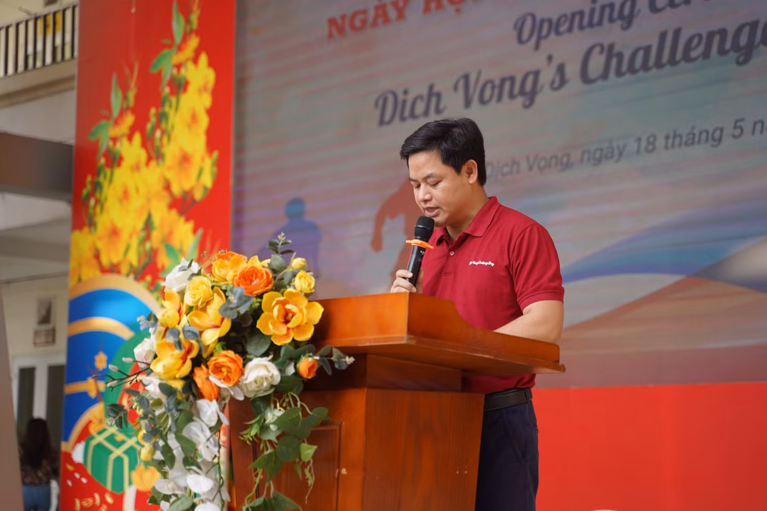 Thầy giáo Lưu Văn Thông - Hiệu trưởng Trường Trung học cơ sở Dịch Vọng phát biểu tại ngày hội Vượt qua thử thách