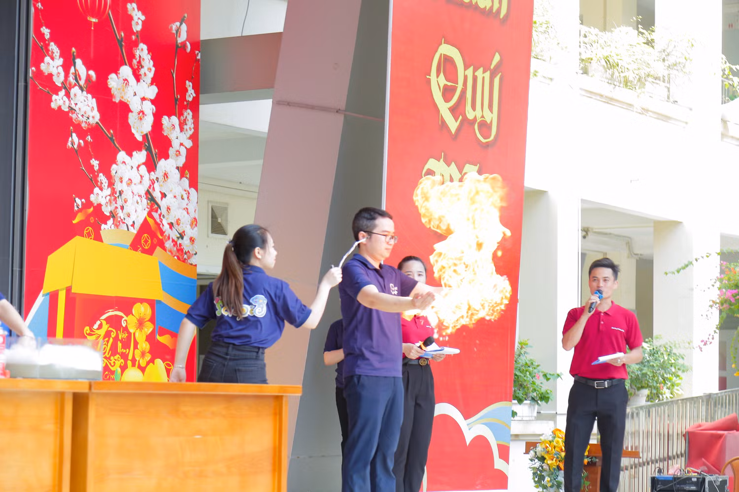 Thử thách của thầy cô tạo ra lửa trên sân khấu.