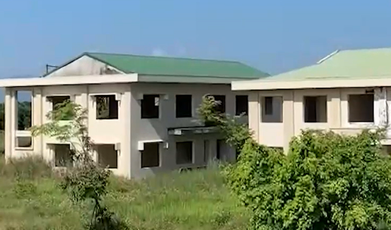Dự án này đã được rót số tiền hơn 10 tỷ đồng với nhiều công trình đã gần hoàn thiện nhưng nằm "phơi sương" suốt nhiều năm qua gây lãng phí rất lớn. Ảnh: CTV