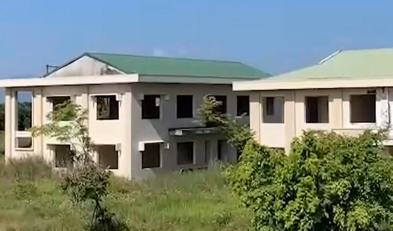 Dự án này đã được rót số tiền hơn 10 tỷ đồng với nhiều công trình đã gần hoàn thiện nhưng nằm "phơi sương" suốt nhiều năm qua gây lãng phí rất lớn. Ảnh: CTV