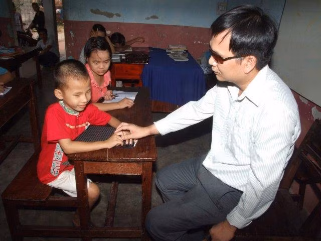 Thầy Duy và những học trò cùng cảnh ngộ trong những ngày đầu mới thành lập trung tâm. Thời điểm đó, trung tâm còn khó khăn, thiếu thốn đủ bề. Ảnh: NVCC