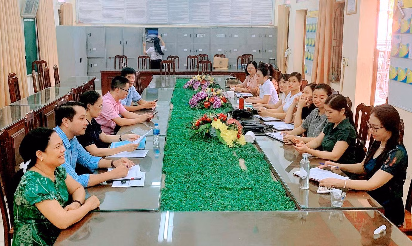 Buổi họp tổng kết hiệu quả tuyển sinh đầu cấp của trường Trung học cơ sở Phùng Hưng, Thị xã Sơn Tây