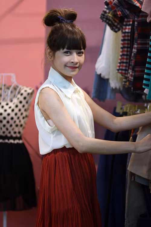 Áo sơ mi kết hợp cùng chân váy Vintage, tạo nên hình ảnh thiếu nữ thật xinh xắn, đáng yêu. (Ảnh: H.K) Xem thêm: Bộ sưu tập váy xinh chào hè 2012/ Thời trang sao Việt.