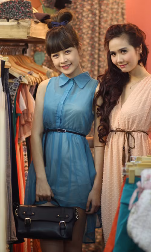 So với Huyền Lizze, Chi Pu sở hữu vẻ đẹp hoàn toàn khác: nhí nhảnh, trong sáng và cực kỳ đáng yêu. (Ảnh: H.K) Xem thêm: Bộ sưu tập váy xinh chào hè 2012/ Thời trang sao Việt.
