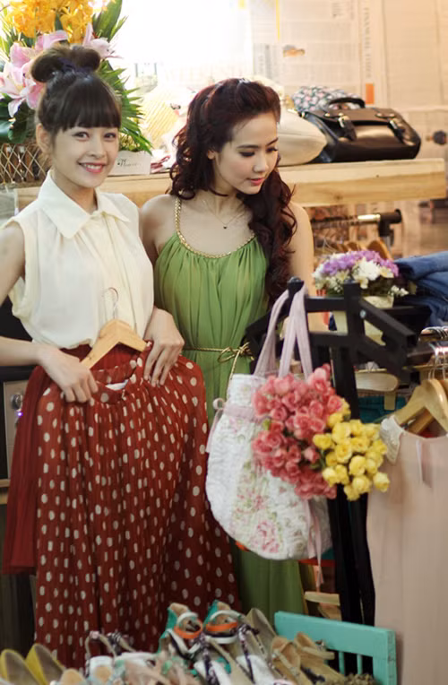 Cùng dạo shop với bạn gái thân - hot girl Chi Pu, cả hai khiến không ít người phải ngẩn ngơ ngắm nhìn. (Ảnh: H.K) Xem thêm: Bộ sưu tập váy xinh chào hè 2012/ Thời trang sao Việt.