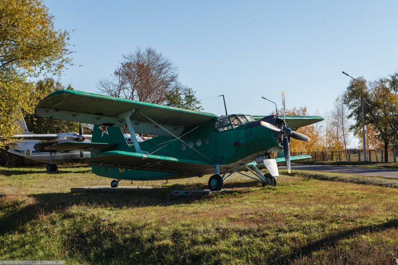 Máy bay An-2 của Không quân Liên Xô. Antonov An-2 là một loại máy bay hai tầng cánh nhẹ, một động cơ, có độ tin cậy rất cao, cất cánh lần đầu năm 1947 và là máy bay đầu tiên được thiết kế bởi Antonov. Nó được sử dụng như một máy bay vận tải hạng nhẹ, có thể chở 12 hành khách, và để chở các đơn vị lính dù cũng như hoạt động trong nông nghiệp.
