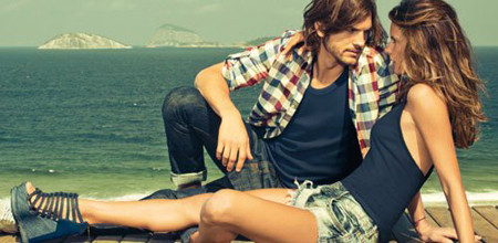 Cặp đôi Alessandra Ambrosio và Ashton Kutcher đã hóa thân một cách hoàn hảo vào vai đôi tình nhân tình tứ bên bờ biển trong trang phục của Colcci