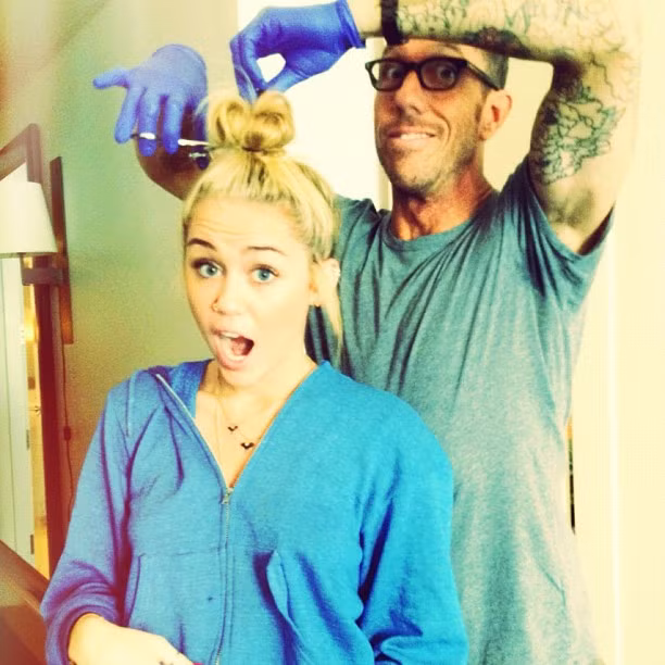 Một số hình ảnh về quá trình "xuống tóc" của Miley Cyrus đã được đăng tải lên tài khoản tweeter của cô Một số hình ảnh về quá trình "xuống tóc" của Miley Cyrus đã được đăng tải lên tài khoản tweeter của cô