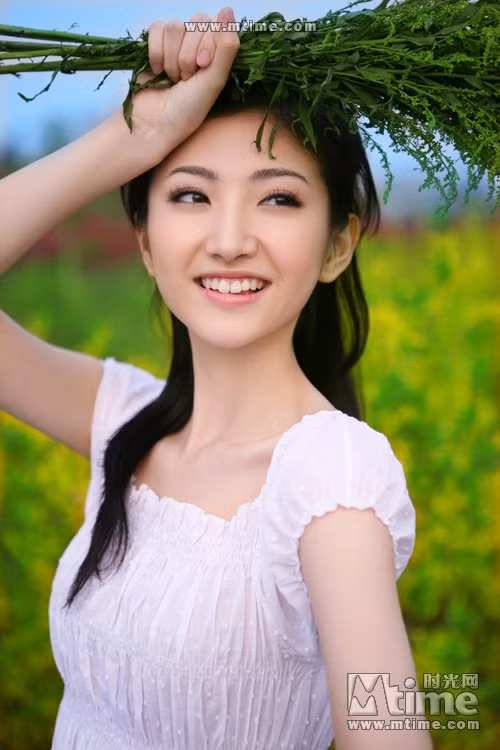 "Đệ nhất mỹ nữ Bắc Kinh" này cũng theo học khoa diễn xuất tại học viện điện ảnh Bắc Kinh. Bắt đầu khởi nghiệp với vai trò người mẫu quảng cáo cho các hãng game, Cảnh Điềm ngày càng được biết đến nhiều hơn. Người đẹp sinh năm 1989 này bắt đầu bước vào giới điện ảnh Trung Quốc khi mới 17 tuổi, cô liên tiếp giành được nhiều nhận xét tốt cho các vai diễn của mình.