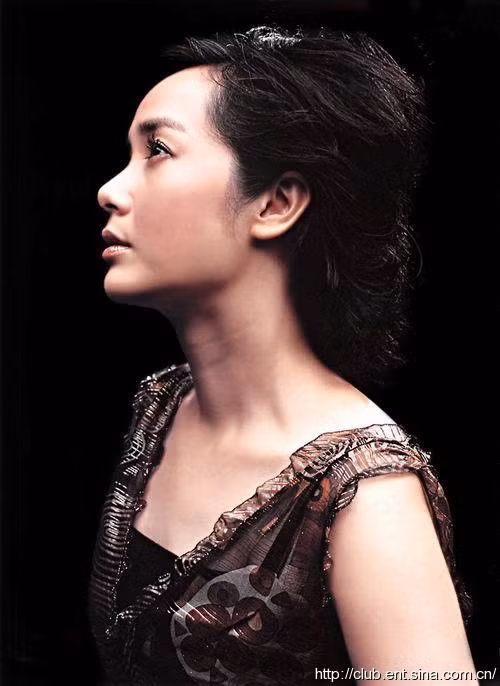 Tưởng Văn Lệ - sinh năm 1969 Từng theo học đại học Thủy lợi theo nguyện vọng của gia đình nhưng niềm đam mê với nghệ thuật khiến cô quyết định trở lại Học viện điện ảnh Bắc Kinh và nhanh chóng trở thành gương mặt quen thuộc đối với khán giả. Tưởng Văn Lệ - sinh năm 1969 Từng theo học đại học Thủy lợi theo nguyện vọng của gia đình nhưng niềm đam mê với nghệ thuật khiến cô quyết định trở lại Học viện điện ảnh Bắc Kinh và nhanh chóng trở thành gương mặt quen thuộc đối với khán giả.