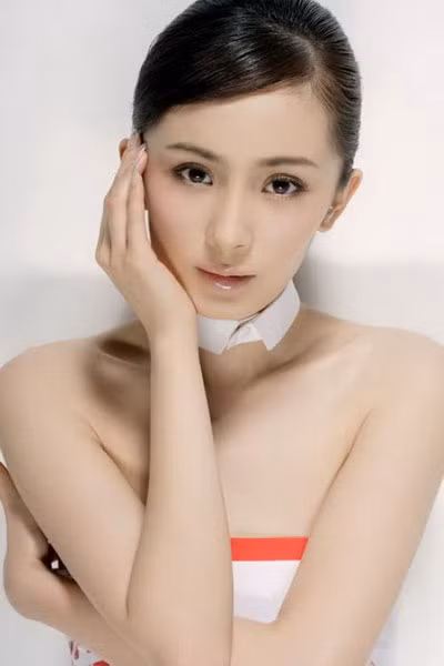 Cùng với một thân hình tuy nhỏ nhắn nhưng cân đối, "tiểu Hoa đán" Dương Mịch luôn thu hút được sự chú ý của những người xung quanh bởi nét dễ thương nhưng cũng rất gợi cảm.