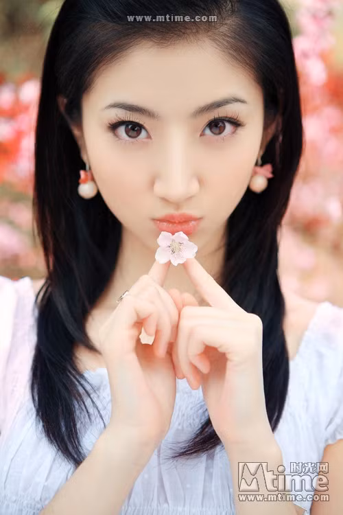 Cảnh Điềm: Cảnh Điềm là gương mặt mới trong làng giải trí Cbiz.