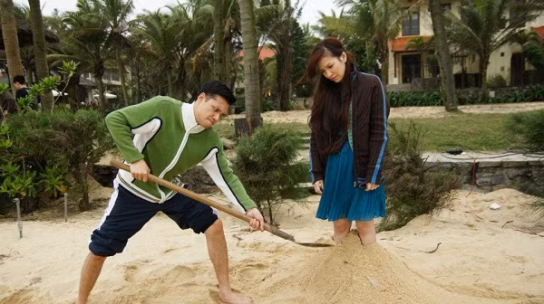 Khải Anh làm mặt nguy hiểm và chôn chân Đan Lê. Khải Anh làm mặt nguy hiểm và chôn chân Đan Lê.
