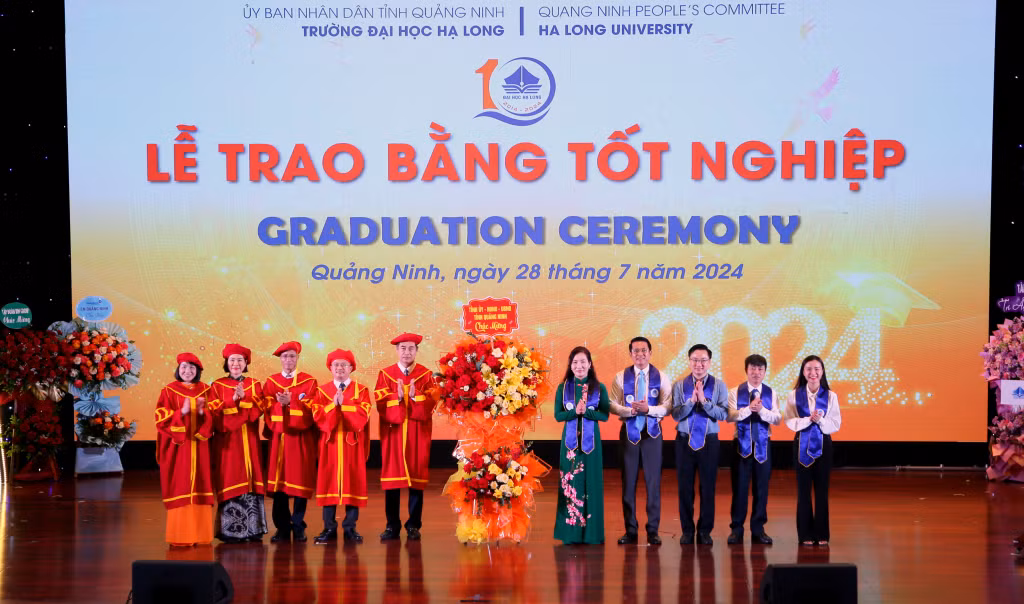 dhhl-trao-bang-3.jpeg