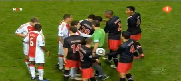 Hồi còn thi đấu ở Ajax, Suarez cũng đã diễn hành động tương tự. Hồi còn thi đấu ở Ajax, Suarez cũng đã diễn hành động tương tự.