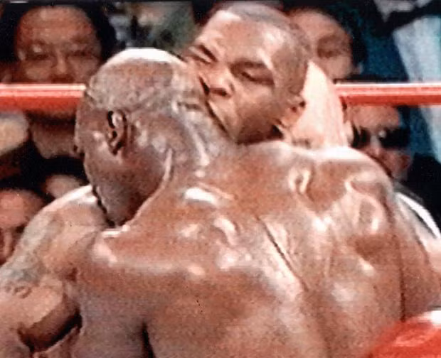 Hành động của Suarez gợi nhớ lại cảnh tượng Mike Tyson cắn Holyfield. Hành động của Suarez gợi nhớ lại cảnh tượng Mike Tyson cắn Holyfield.