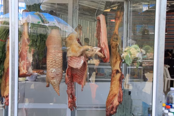 Treo thịt "thú rừng" gây phản cảm... (Ảnh: Đời sống và pháp luật)