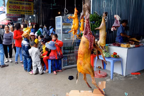 Các quán ăn bày bán, treo thịt ở chùa Hương (Ảnh: Khám phá)