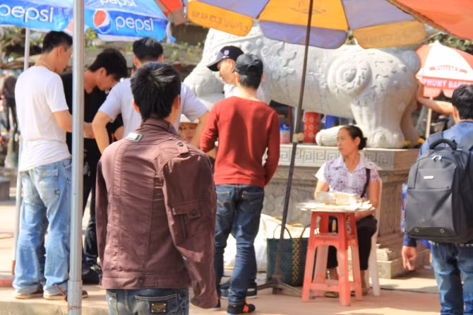 Đổi tiền lẻ ngang nhiên... (Ảnh: Đời sống và pháp luật)