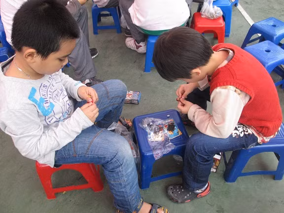 Và cùng nhau chơi ghép hình.