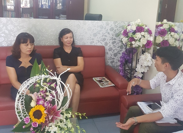 Ban lãnh đạo Trường Tiểu học Yên Thường (Gia Lâm - Hà Nội) trong buổi làm việc với phóng viên (ảnh HC)