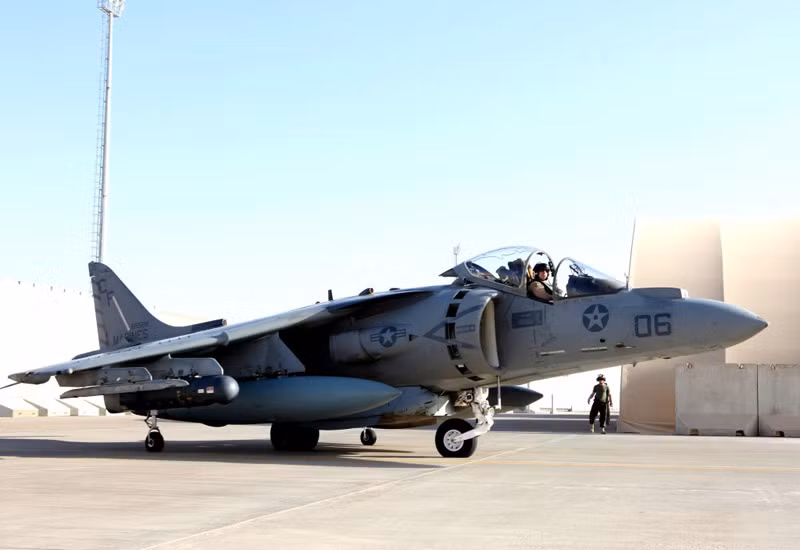 Tỉnh Helmand, Afghanistan (1/9): Kiểm tra chiến đấu cơ AV-8B Harrier thuộc phi đội máy bay chiến đấu 211. Tỉnh Helmand, Afghanistan (1/9): Kiểm tra chiến đấu cơ AV-8B Harrier thuộc phi đội máy bay chiến đấu 211.