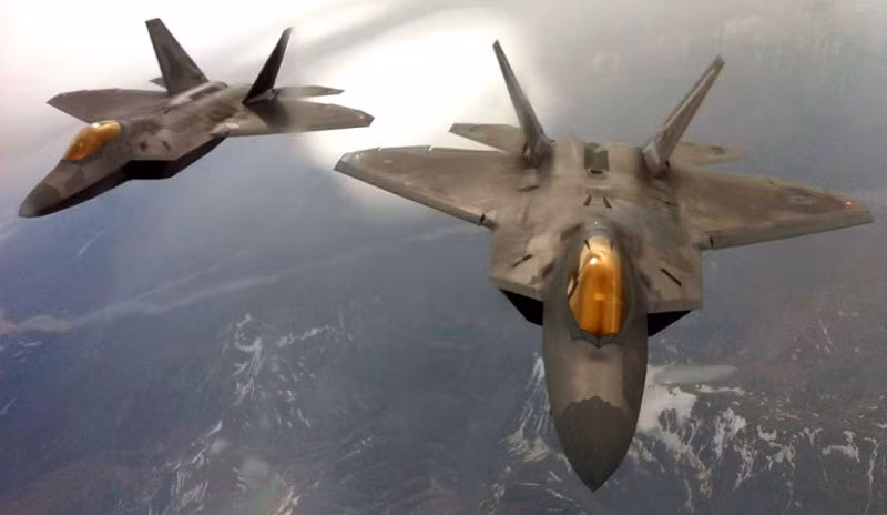 Hai máy bay F-22 chuẩn bị tiếp nhiên liệu từ máy bay chở dầu KC-135 Stratotanker tại căn cứ Không quân Elmendorf. Hai máy bay F-22 chuẩn bị tiếp nhiên liệu từ máy bay chở dầu KC-135 Stratotanker tại căn cứ Không quân Elmendorf.