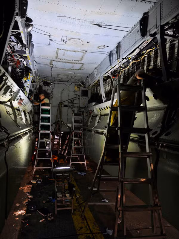 Bảo trì oanh tạc cơ B-52H Stratofortress tại nhà chứa máy bay ở căn cứ không quân Barksdale. Bảo trì oanh tạc cơ B-52H Stratofortress tại nhà chứa máy bay ở căn cứ không quân Barksdale.