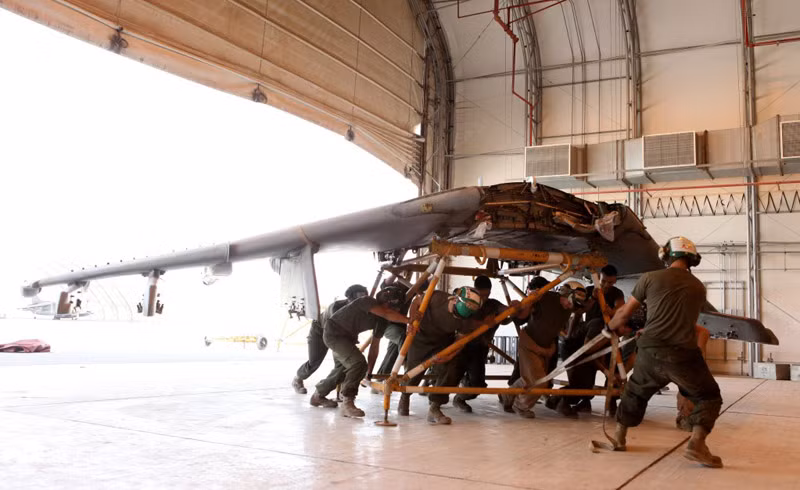 Tỉnh Helmand, Afghanistan (1/9): Thay thế cánh cho chiến đấu cơ AV-8B Harrier thuộc Phi đội 211, Thủy quân Lục chiến Hoa Kỳ. Tỉnh Helmand, Afghanistan (1/9): Thay thế cánh cho chiến đấu cơ AV-8B Harrier thuộc Phi đội 211, Thủy quân Lục chiến Hoa Kỳ.
