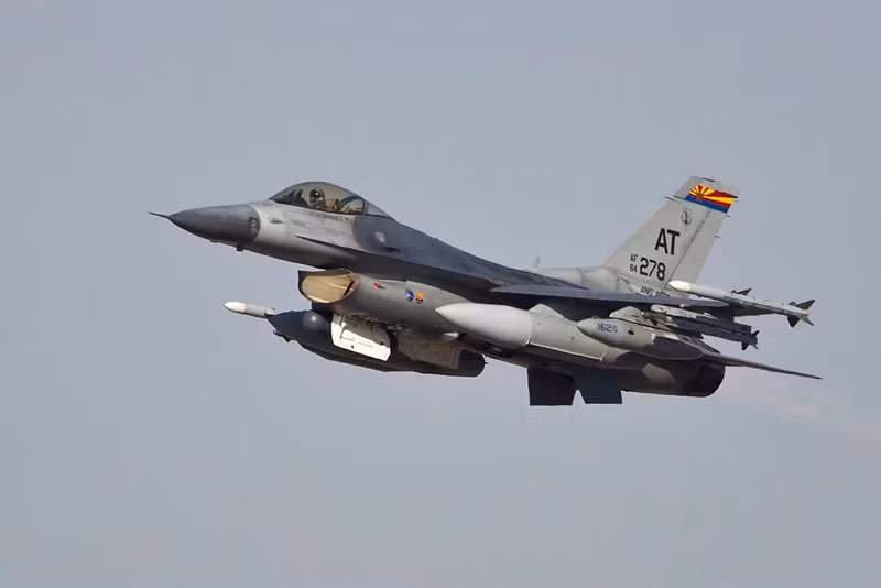 Tucson, Arizona (6/9): Thử nghiệm máy bay F-16C tại căn cứ của lực lượng Không quân cảnh vệ quốc gia Mỹ. Tucson, Arizona (6/9): Thử nghiệm máy bay F-16C tại căn cứ của lực lượng Không quân cảnh vệ quốc gia Mỹ.