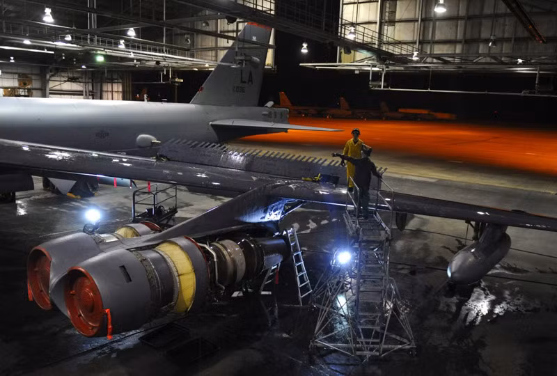 Bảo trì oanh tạc cơ B-52H Stratofortress tại nhà chứa máy bay ở căn cứ không quân Barksdale. Bảo trì oanh tạc cơ B-52H Stratofortress tại nhà chứa máy bay ở căn cứ không quân Barksdale.