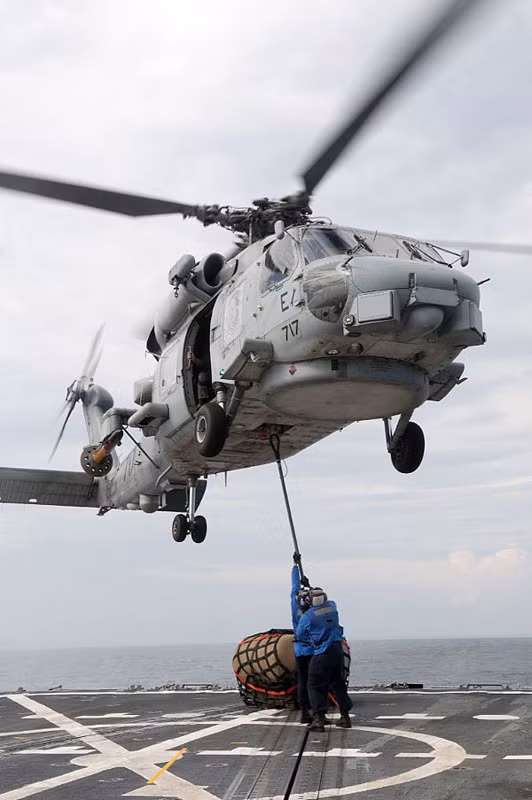 Thái Bình Dương (4/9): Hàng hóa được đưa lên trực thăng SH-60B Sea Hawk trên tàu khu trục tên lửa dẫn đường USS Mustin (DDG 89). Thái Bình Dương (4/9): Hàng hóa được đưa lên trực thăng SH-60B Sea Hawk trên tàu khu trục tên lửa dẫn đường USS Mustin (DDG 89).