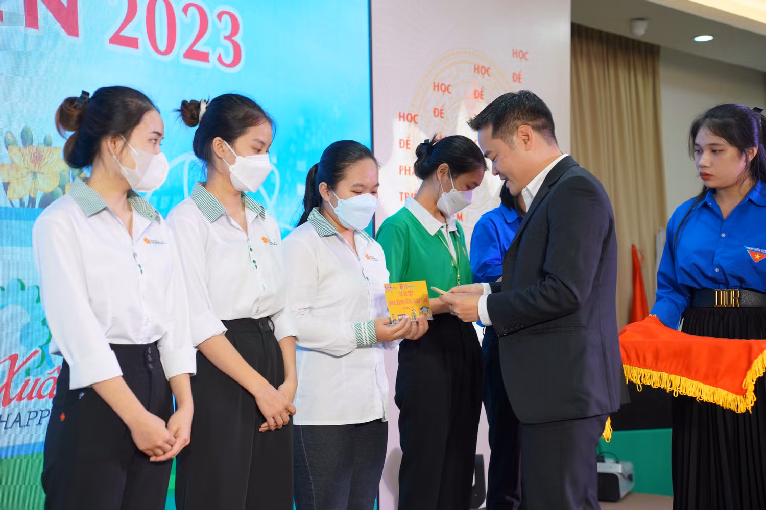 Trao vé xe cho các sinh viên khó khăn để về quê đón Tết cùng gia đình. Ảnh: AN Trao vé xe cho các sinh viên khó khăn để về quê đón Tết cùng gia đình. Ảnh: AN