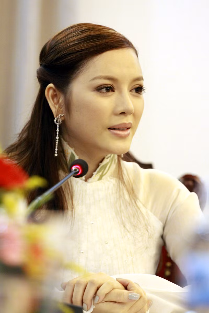 Lý Nhã Kỳ trả lời câu hỏi của phóng viên về những nỗ lực của bản thân trước khi được bổ nhiệm làm đại sứ du lịch Lý Nhã Kỳ trả lời câu hỏi của phóng viên về những nỗ lực của bản thân trước khi được bổ nhiệm làm đại sứ du lịch