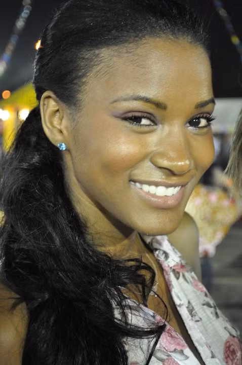 Ngoài đời, Leila Lopes là một cô gái giản dị và thân thiện. Tân hoa hậu hoàn vũ từng thú nhận rằng, cô thích những trang phục khỏe khoắn như áo thun và quần Jeans.