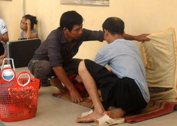 Ngày nắng đã vậy, ngày mưa còn khổ hơn. Nóng nực, khó chịu, nhiều người phải thay phiên nhau... ngủ. Ngày nắng đã vậy, ngày mưa còn khổ hơn. Nóng nực, khó chịu, nhiều người phải thay phiên nhau... ngủ.