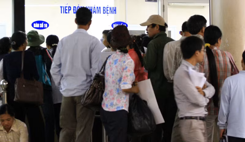 Mặc dù bộ phận cán bộ, nhân viên luôn tay làm việc, nhưng dòng người xếp hàng chờ đến lượt mình vẫn ùn lên không ngớt. Mặc dù bộ phận cán bộ, nhân viên luôn tay làm việc, nhưng dòng người xếp hàng chờ đến lượt mình vẫn ùn lên không ngớt.