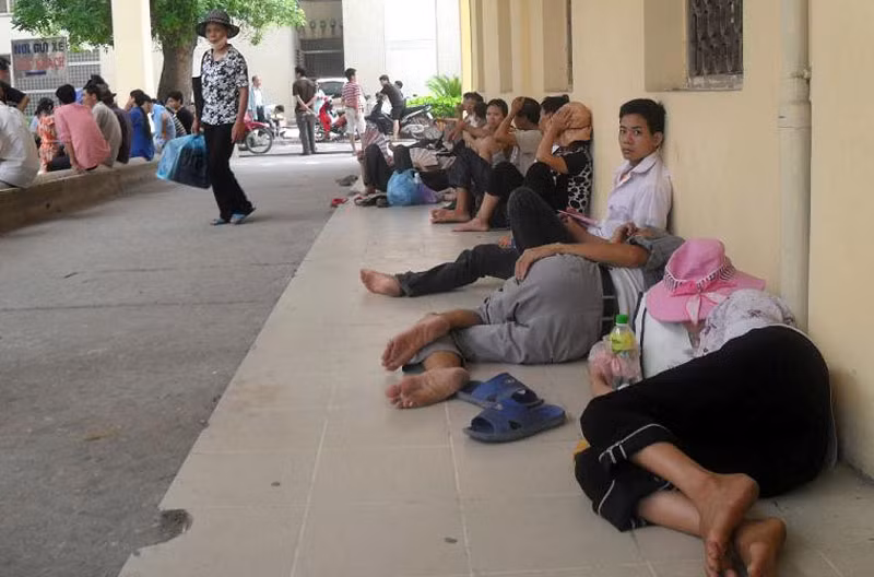 Do quá đông người khám chữa bệnh nên cảnh bệnh nhân phải nằm ngồi vạ vật dọc hành lang chờ đến lượt khám bệnh như này là cảnh thường ngày ở bệnh viện Bạch Mai. Do quá đông người khám chữa bệnh nên cảnh bệnh nhân phải nằm ngồi vạ vật dọc hành lang chờ đến lượt khám bệnh như này là cảnh thường ngày ở bệnh viện Bạch Mai.